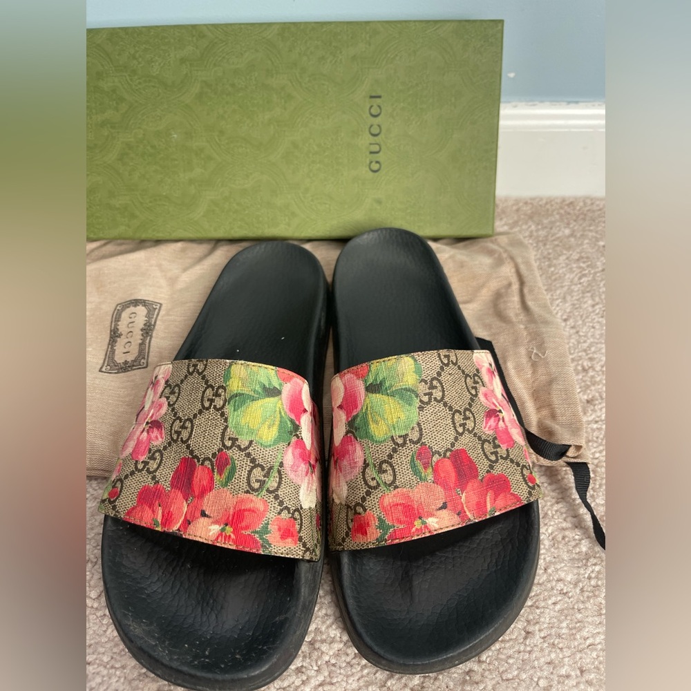 Authentic Women’s GUCCI slides BLOOM
Used but excellent condition. Size 39